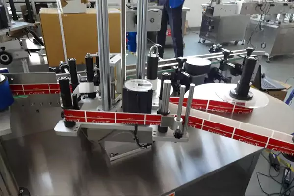 LABEL PASTING MACHINE ON PET BOTTLES